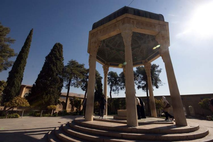 نقش اشعار حافظ شیرازی در جهان روایی نجیب محفوظ