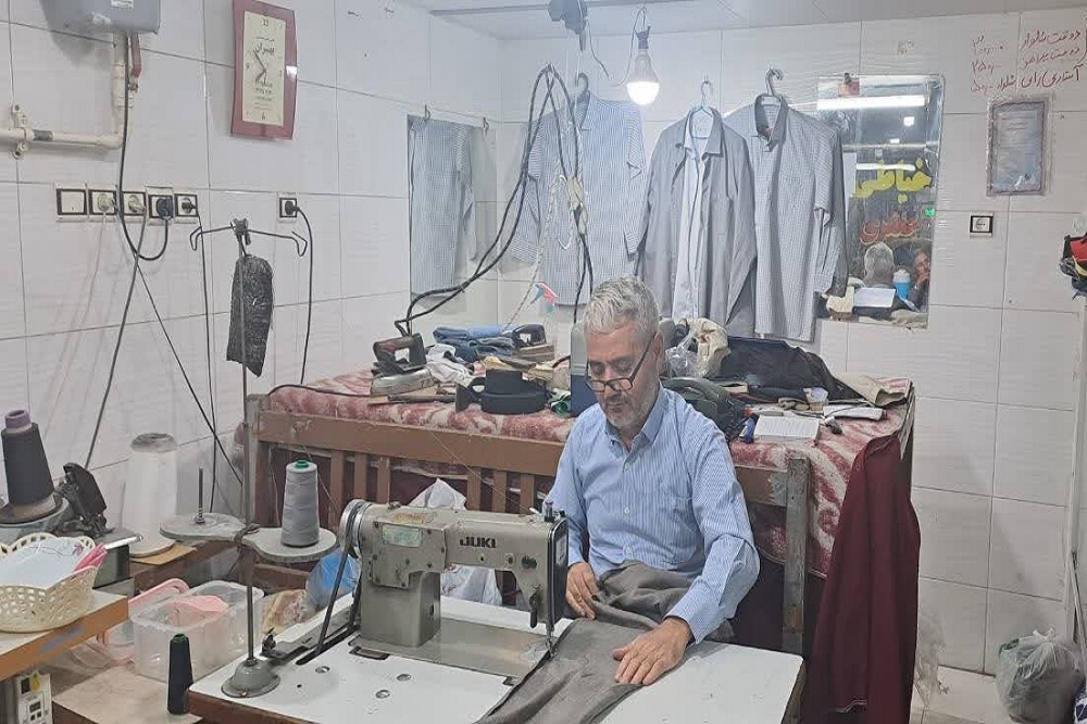 پارچهای که همراه کتاب برش میخورد