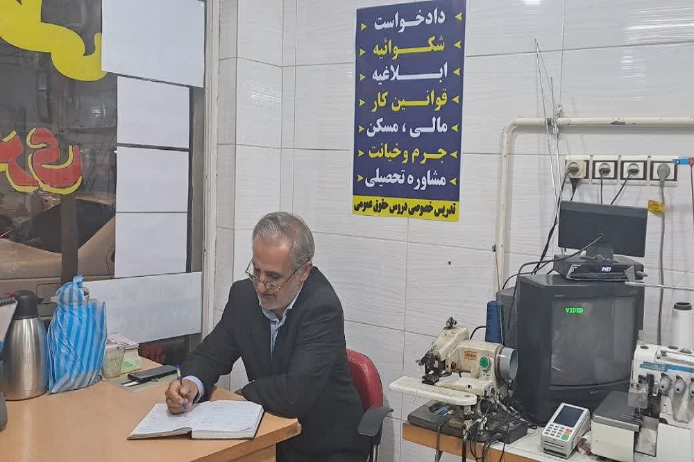 پارچهای که همراه کتاب برش میخورد