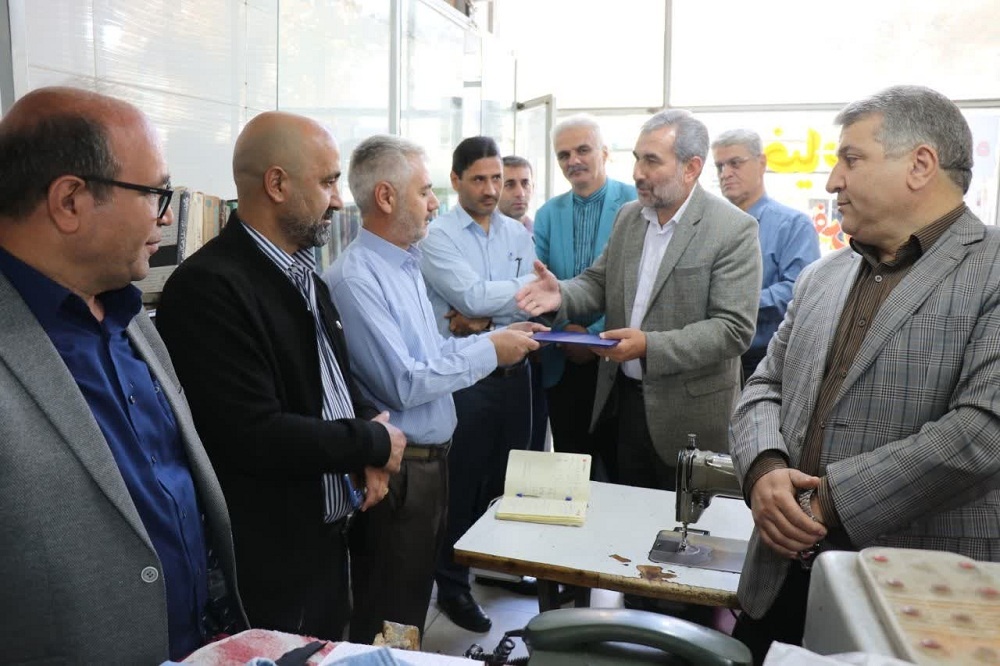 پارچهای که همراه کتاب برش میخورد