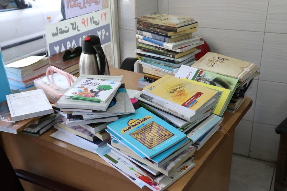 پارچهای که همراه کتاب برش میخورد