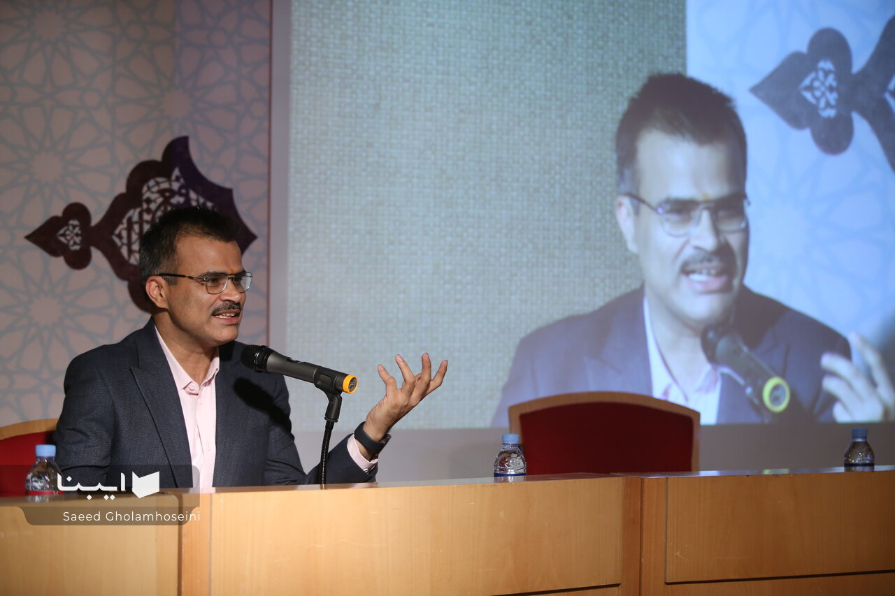 حافظ پنجره ادب فارسی به غرب است