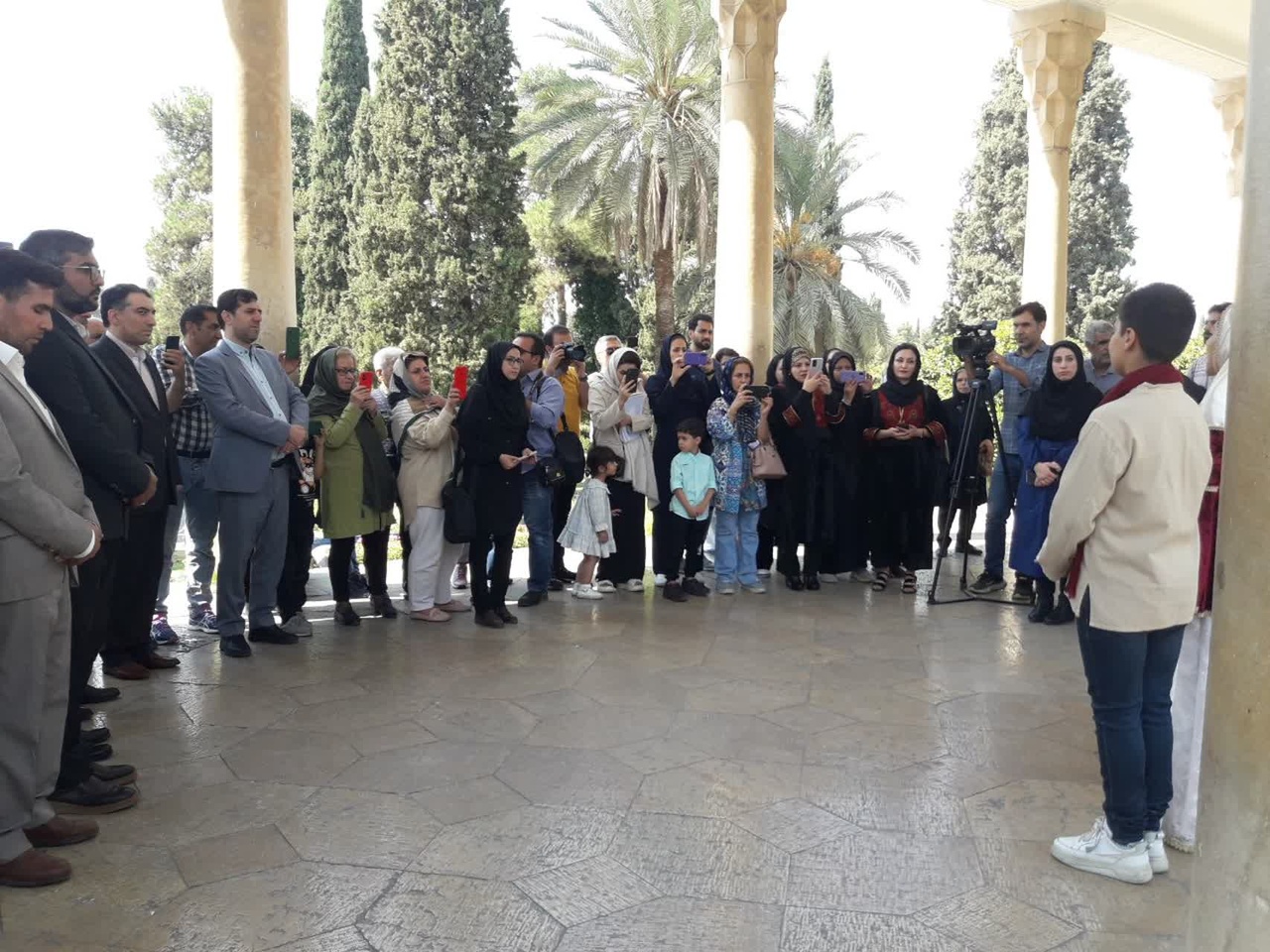 آرامگاه حافظ گلباران شد