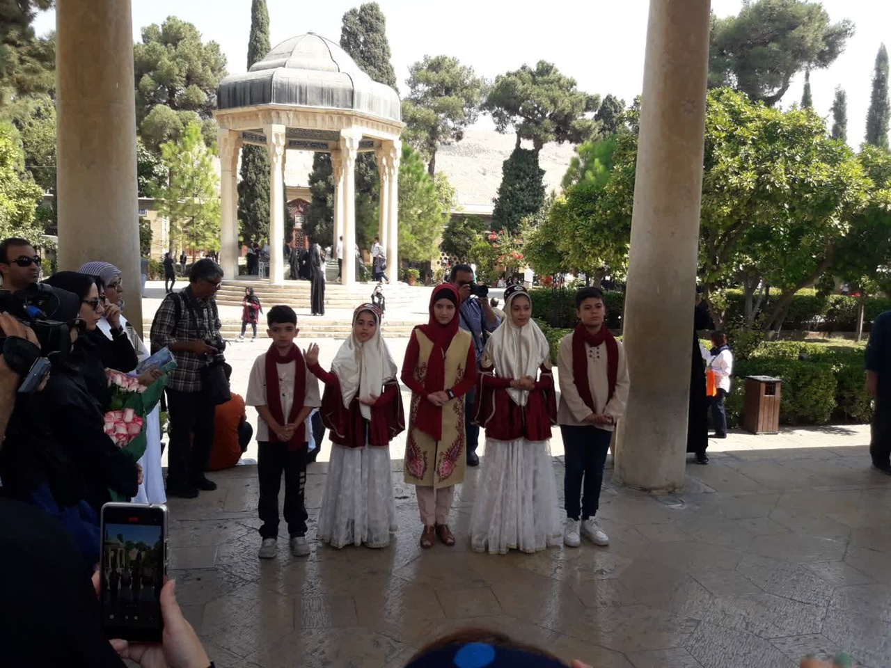 آرامگاه حافظ گلباران شد