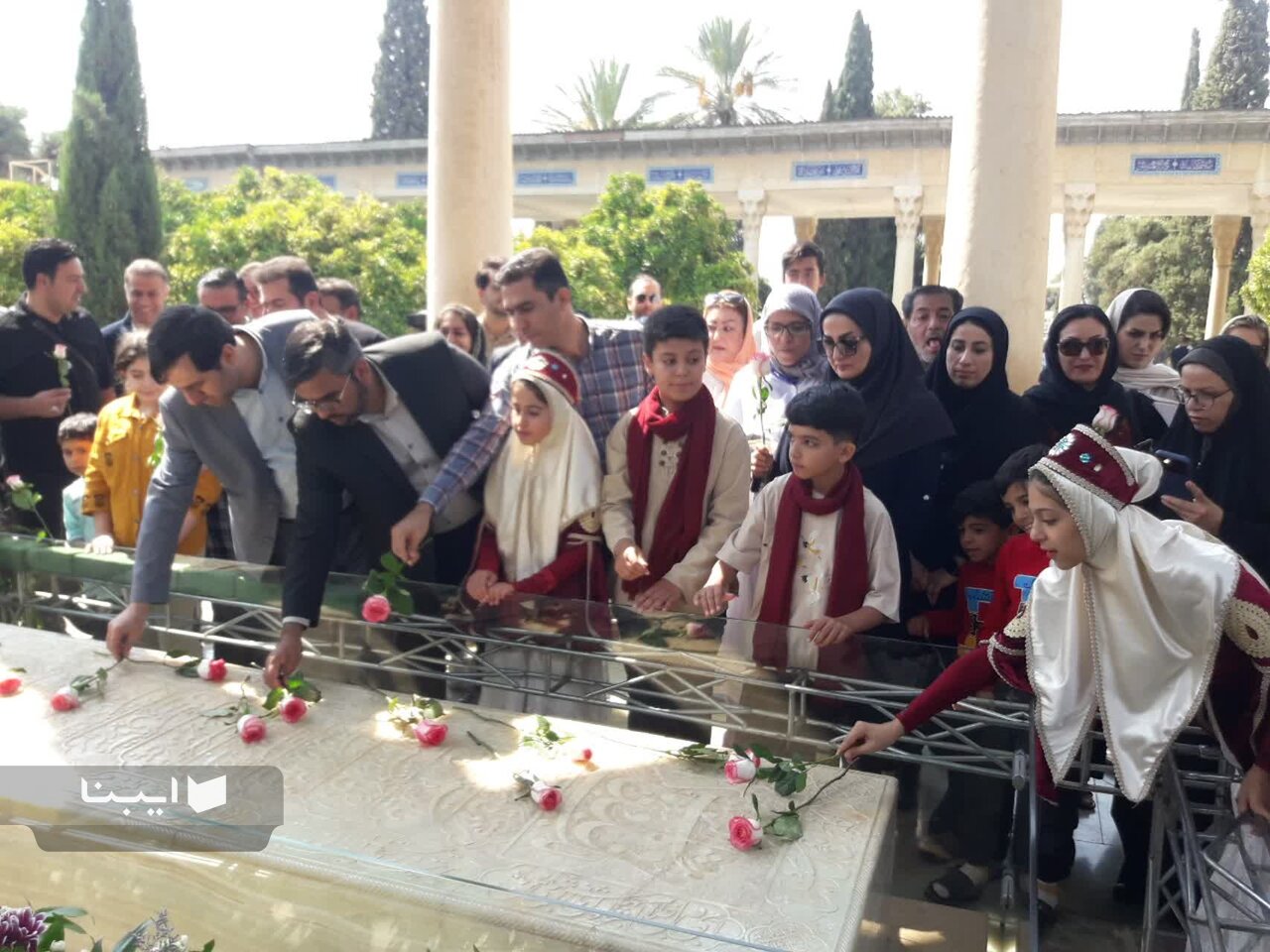 آرامگاه حافظ گلباران شد