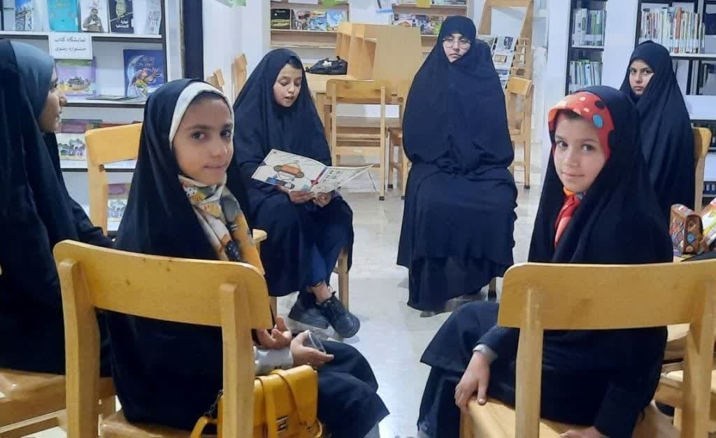 بزرگداشت «شفیعی کدکنی» در تربتحیدریه/ اهدای کتاب توسط خانهکتاب به روستای بزنگان