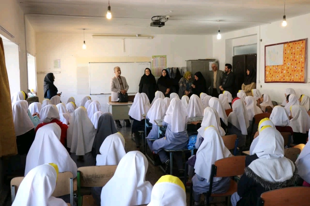 اهدای ۱۰۰ جلد کتاب به مدرسه کمبرخوردار ارومیه