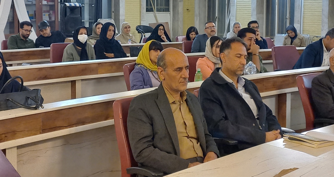 دورهمی «شب شعر طنز اراک» برگزار شد