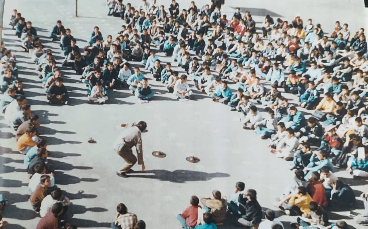 اجرای نمایش در مدارس، باعث خلاقیت کودکان میشود/ در تئاتر کودک فقیر هستیم