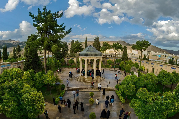 بازتاب غزل‌های حافظ در شرق و غرب