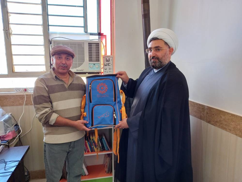 کودکان عشایر «قلعه میشوند» با کتابخانه آشنا شدند/ پزشکی که کتابدار شد