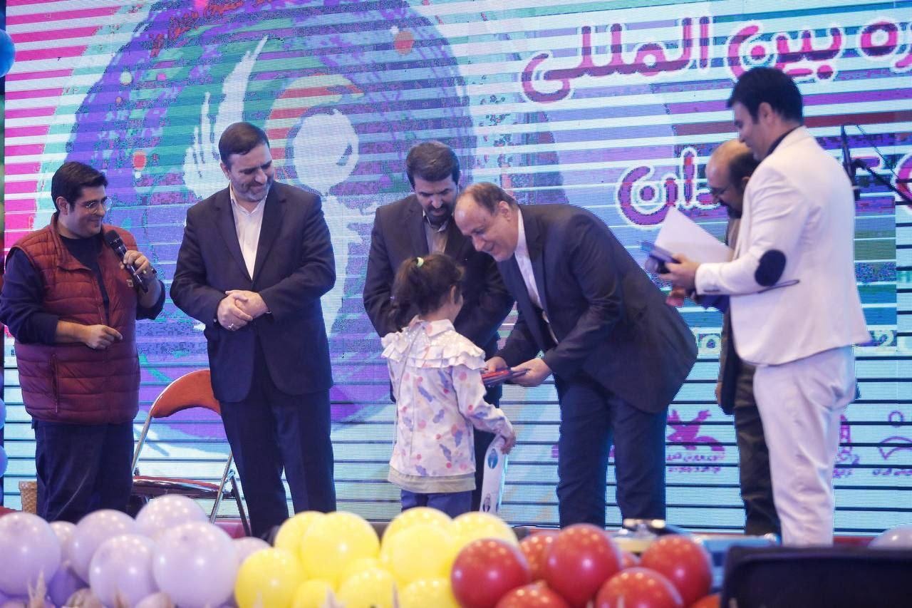 جشنواره تئاتر کودک و نوجوان در همدان آغازبهکارکرد/ برپایی غرفه کتابهای کودکانه در آیین افتتاحیه