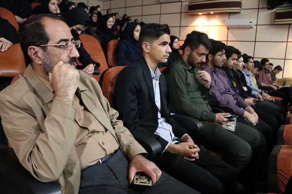 مبارزه با جهل از اصلیترین محورهای منظومه فکری رهبر معظم انقلاب است