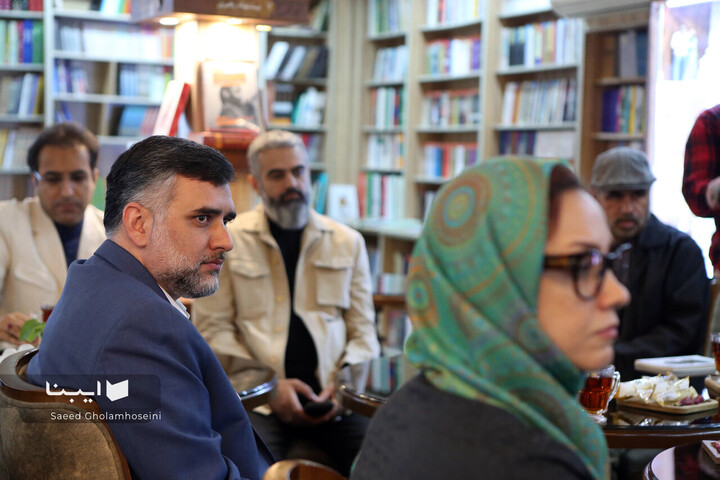 رونمایی کتاب «یادداشت‌های بی‌تاریخ»