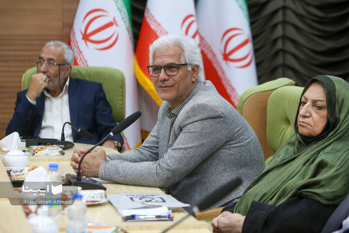 مراسم تجلیل از نویسندگان و صداپیشگان آثار ایثار و شهادت