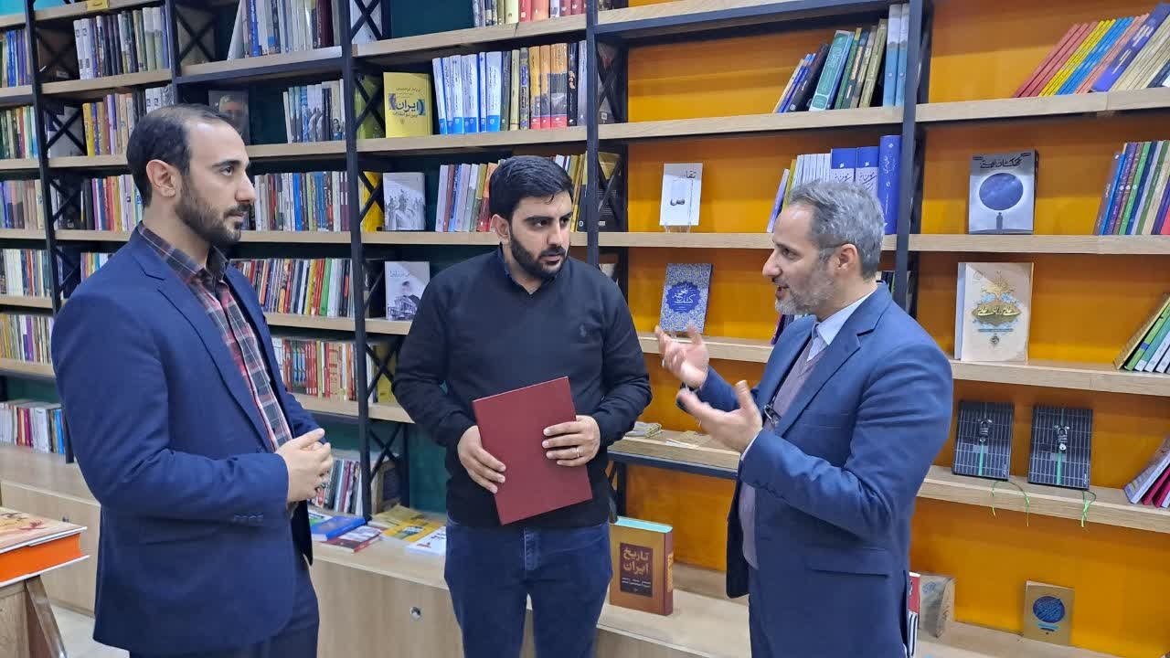 پای درد دل کتابفروشیهای کرمانشاه/ کتابخوانی تحت الشعاع افزایش قیمتها