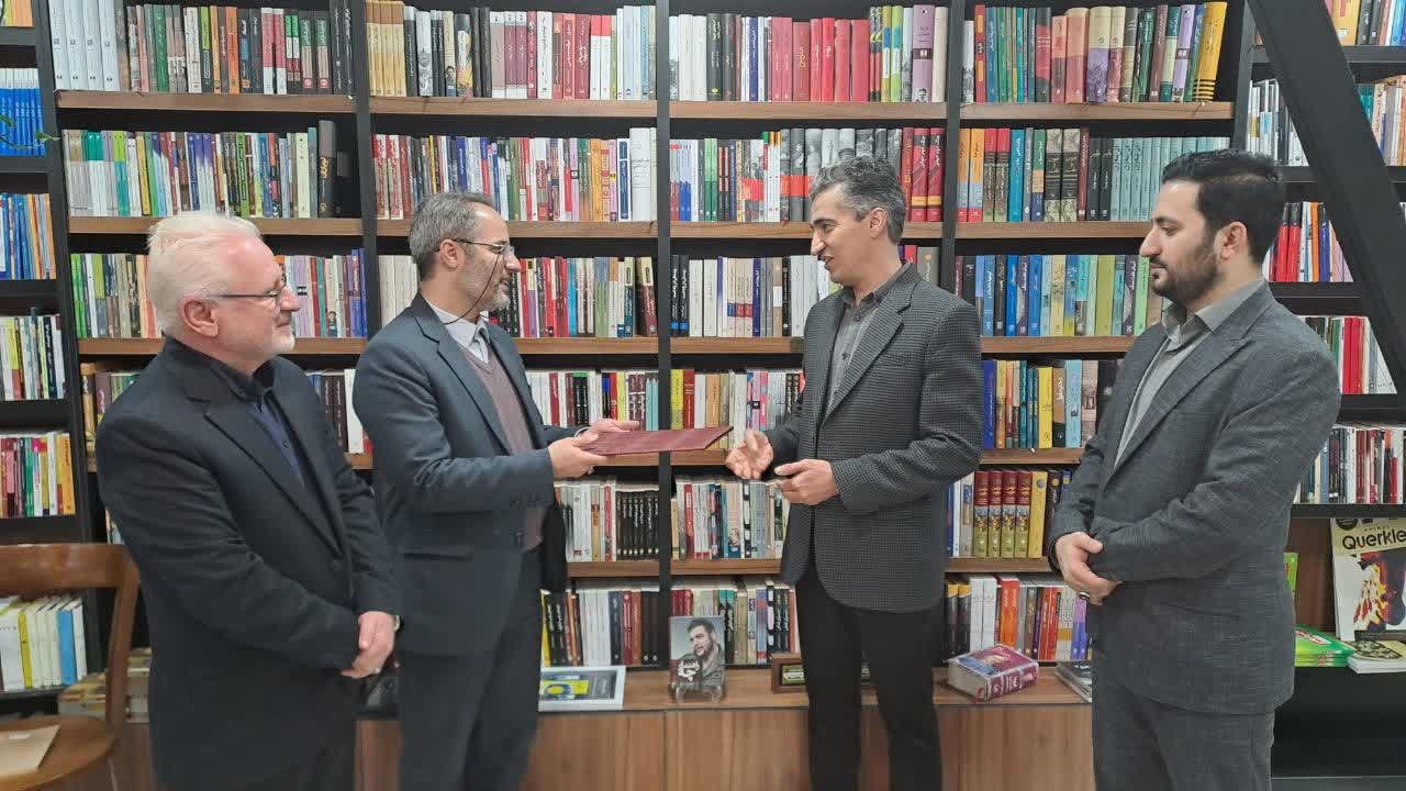 پای درد دل کتابفروشیهای کرمانشاه/ کتابخوانی تحت الشعاع افزایش قیمتها