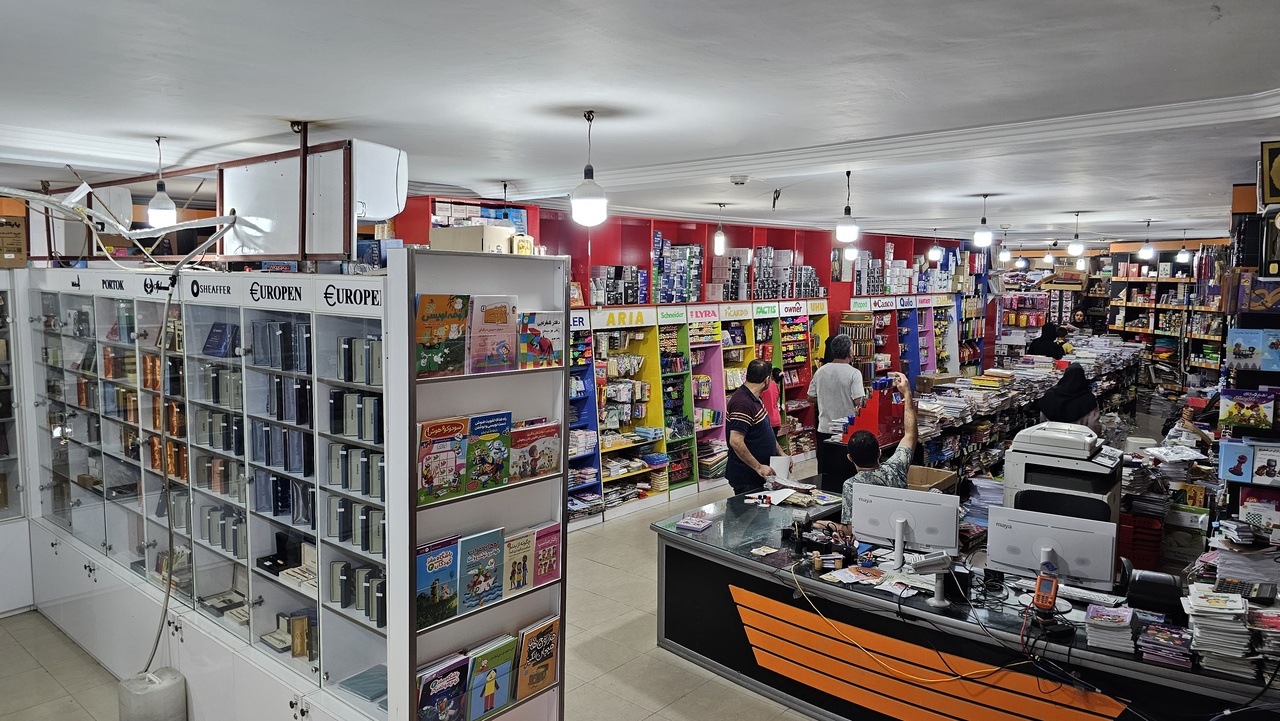 تداوم بیمهری صنعت به کتابفروشیهای جنوب/ کتابفروشی که مردمان جم را با خواندن همدل میکند