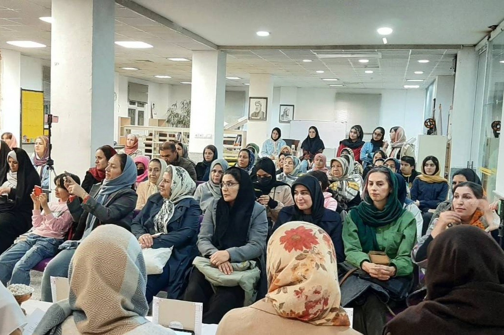 نمایشنامهخوانی کتاب «آبنبات هلدار» در کتابخانه مرکزی بجنورد برگزار شد