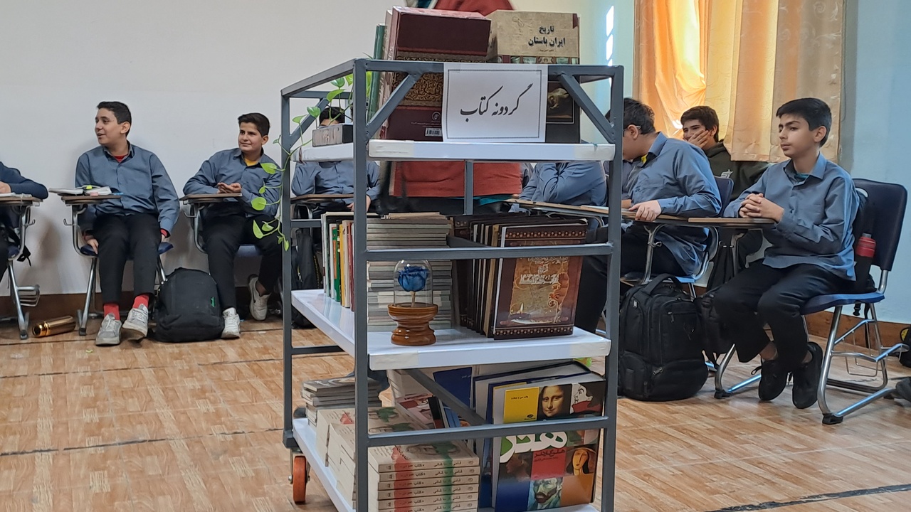 زنگ کتاب در مدرسه هوشمند کرمانشاه به صدا درآمد/ «کتاب»؛ عامل هویتبخش