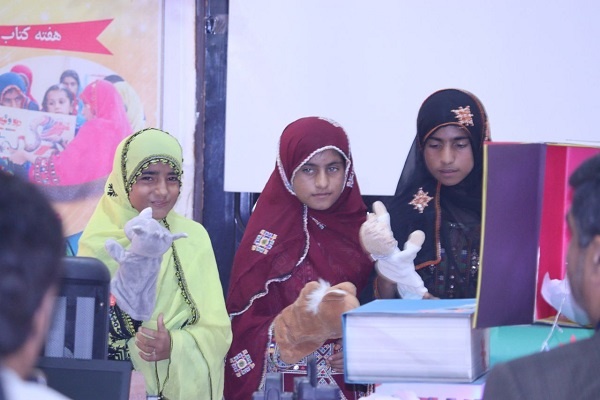 جشن هفته کتاب با مشارکت کودکان و نوجوانان کتابخوان روستا برگزار شد