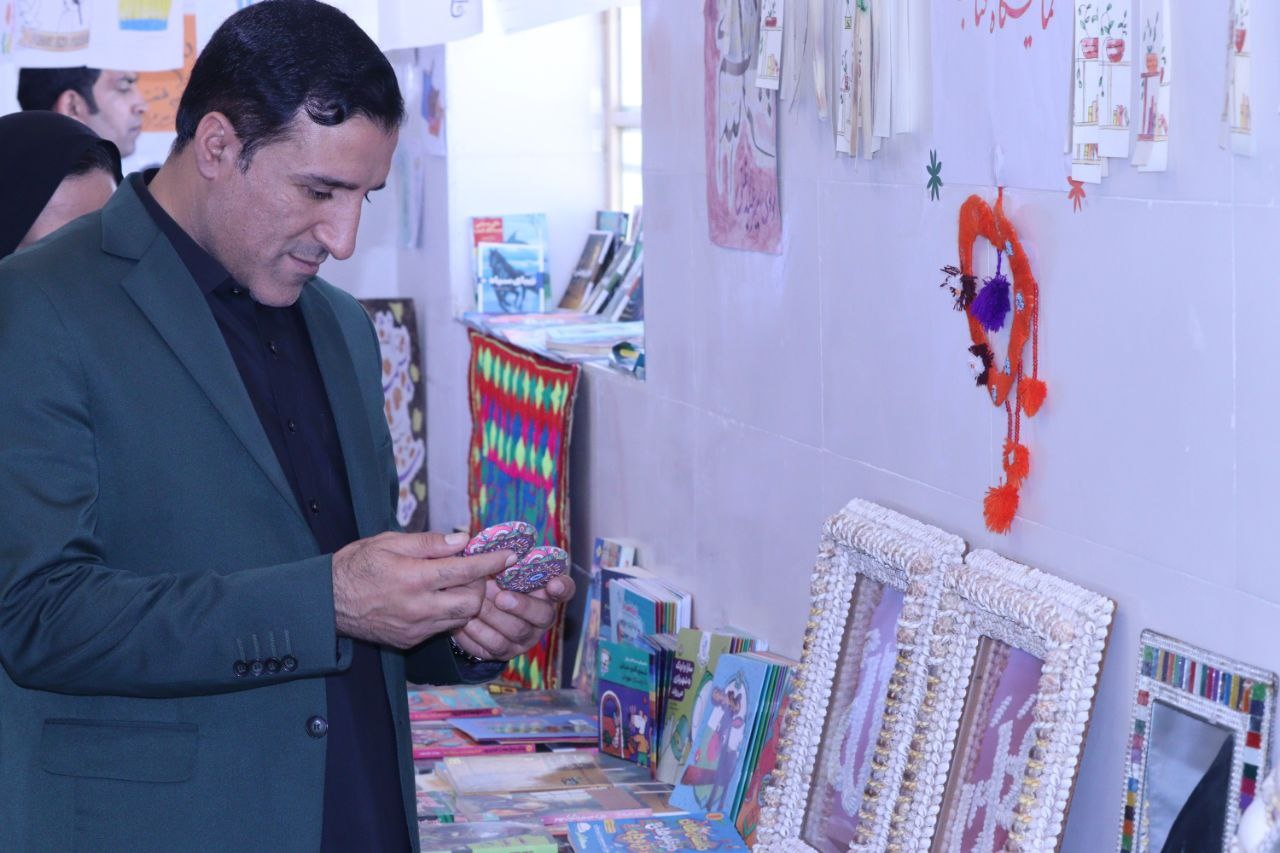 جشن هفته کتاب با مشارکت کودکان و نوجوانان کتابخوان روستا برگزار شد
