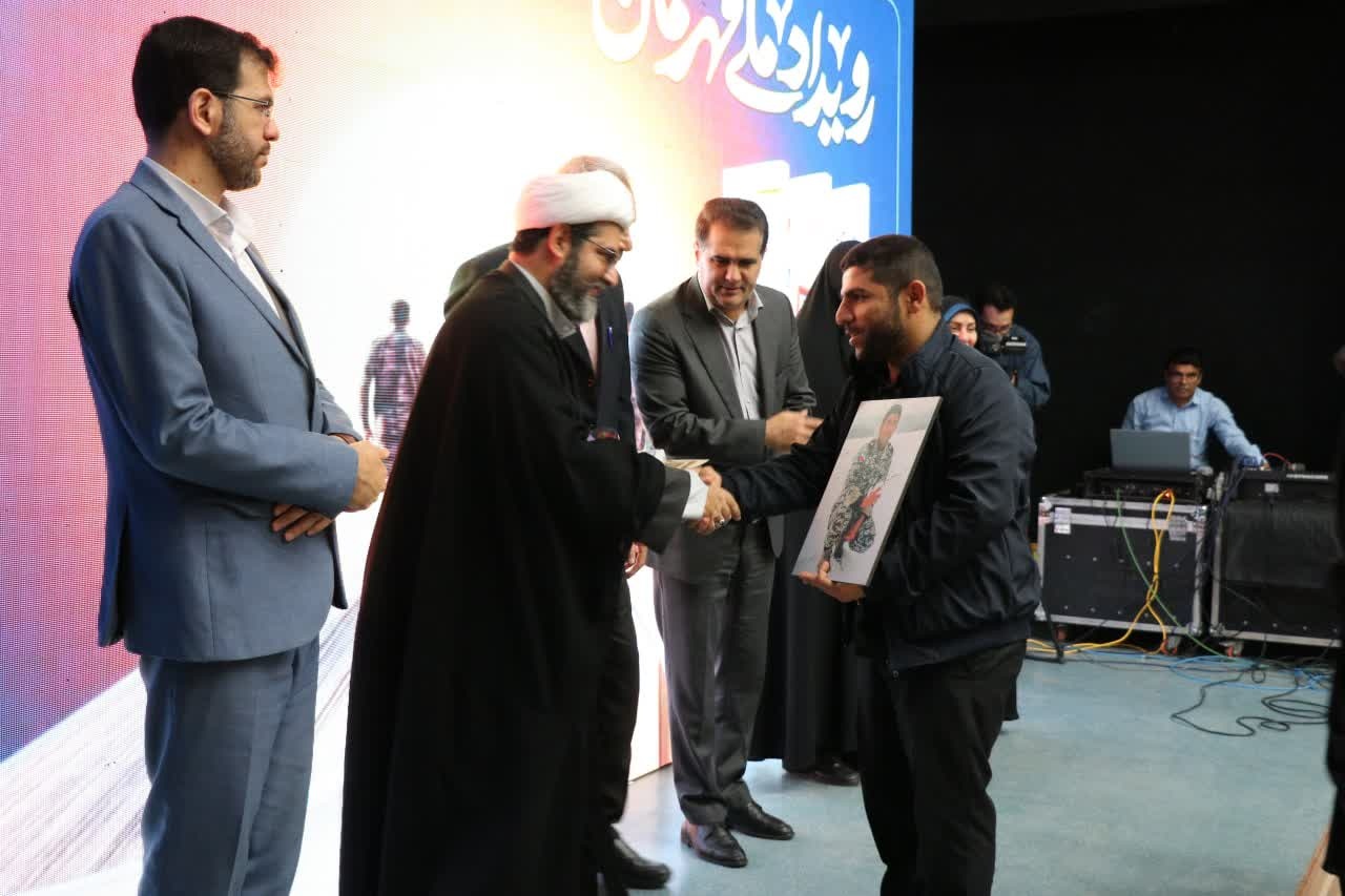 مقام معظم رهبری؛ پرچمدار کتابخوانی و قهرمان ملی