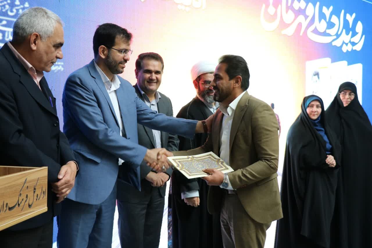 مقام معظم رهبری؛ پرچمدار کتابخوانی و قهرمان ملی