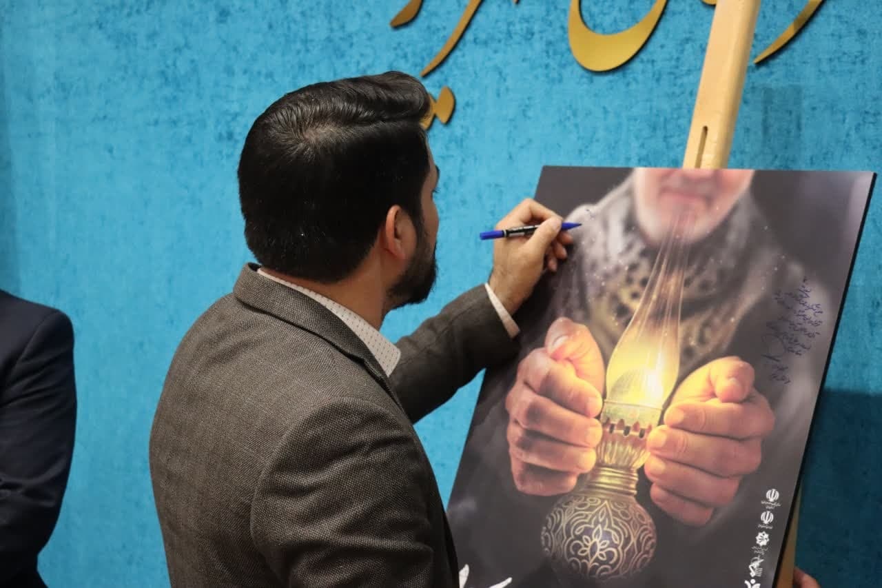 رونمایی از پوستر جشنواره ملی شعر «سرباز وطن»/ اهدای ۷ هزار جلد کتاب به مدارس کمبرخوردار