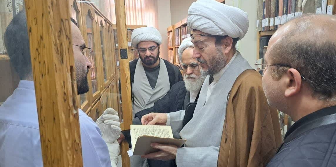 یک نسخه قرآن نفیس خطی به کتابخانههای عمومی استان مرکزی اهدا شد