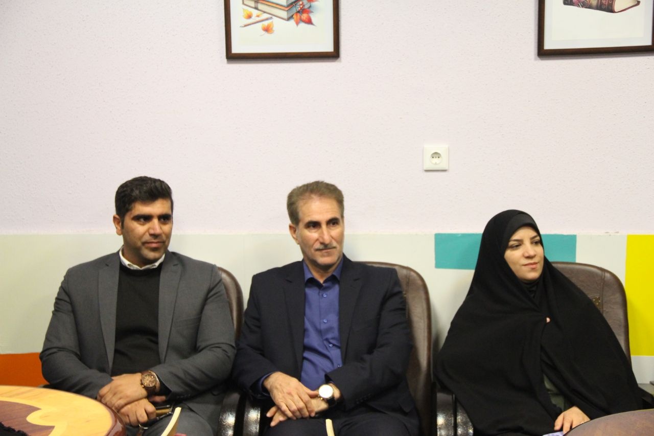 کافه کتاب دبیرستان مبعث خرمآباد افتتاح شد/ کتابخوانی به صرف قهوه