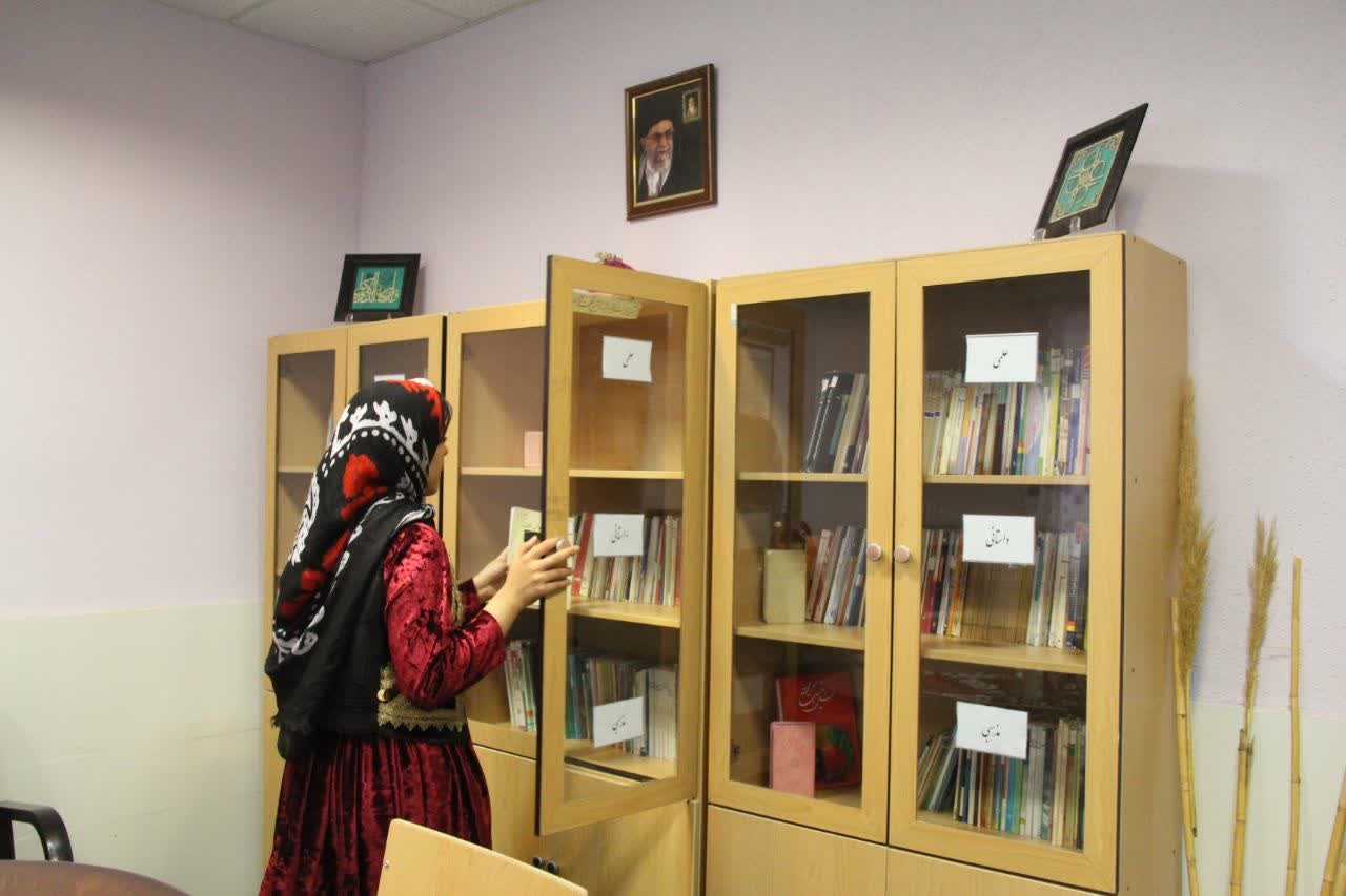 کافه کتاب دبیرستان مبعث خرمآباد افتتاح شد/ کتابخوانی به صرف قهوه