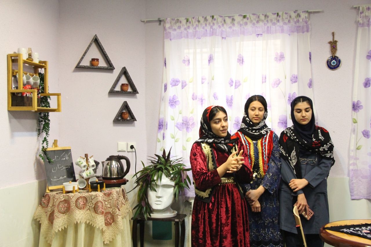 کافه کتاب دبیرستان مبعث خرمآباد افتتاح شد/ کتابخوانی به صرف قهوه