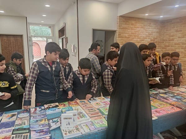 اردویی با طعم کتاب!/ دانشآموزان اصفهانی به میهمانی یار مهربان رفتند