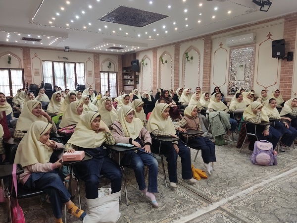 اردویی با طعم کتاب!/ دانشآموزان اصفهانی به میهمانی یار مهربان رفتند