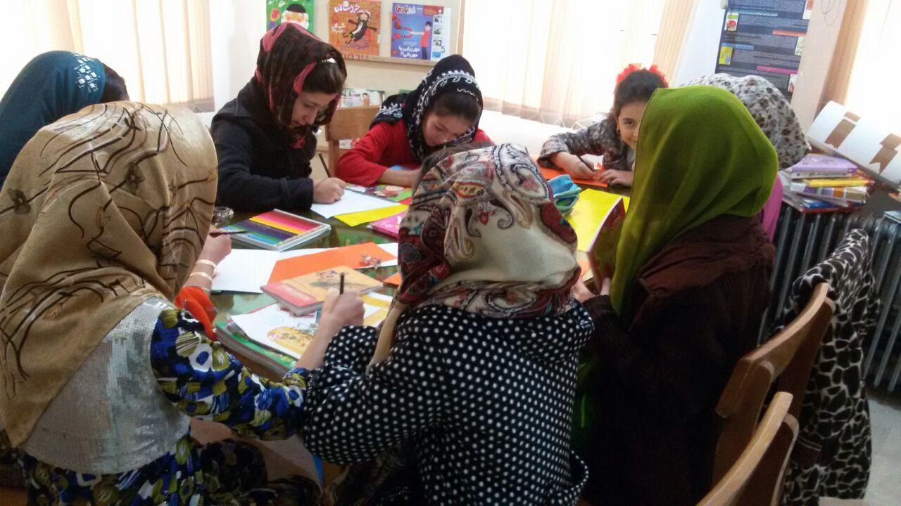 کتابخوانی در دل خانه باغهای بیساران/ روستایی با ۸۰۰ عضو فعال کتابخوان