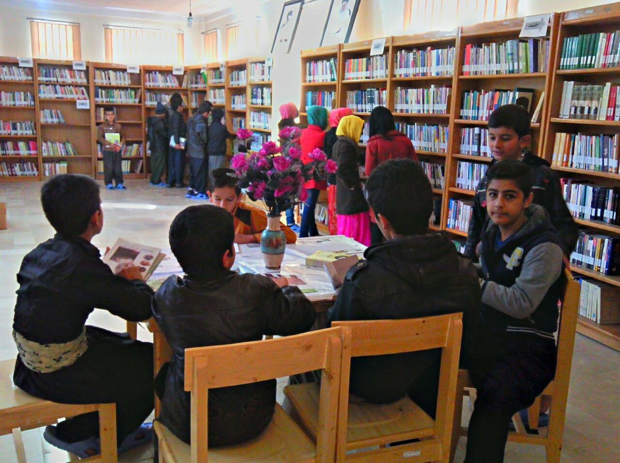 کتابخوانی در دل خانه باغهای بیساران/ روستایی با ۸۰۰ عضو فعال کتابخوان