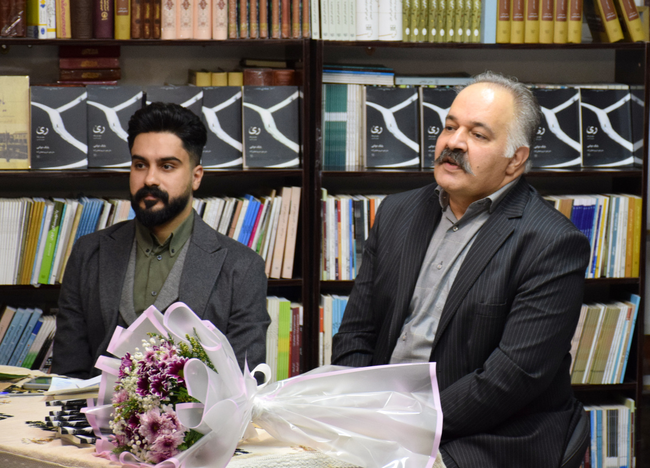 کتاب شعر کردی «ری» در کرمانشاه رونمایی شد
