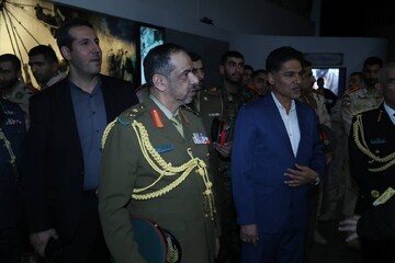 رئیس دانشگاه مطالعات راهبردی عمان از موزه دفاع مقدس بازدید مرد