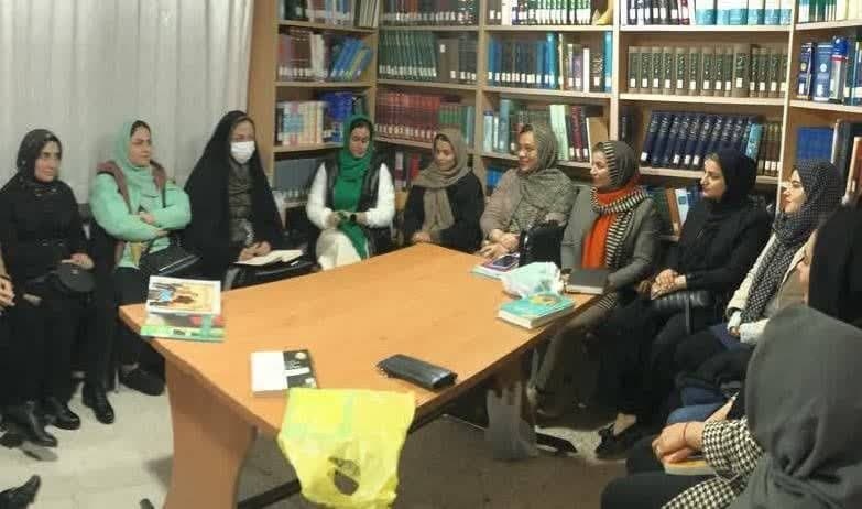 نشست کتابخوان در بردسکن/ اهدای کتاب در مهولات