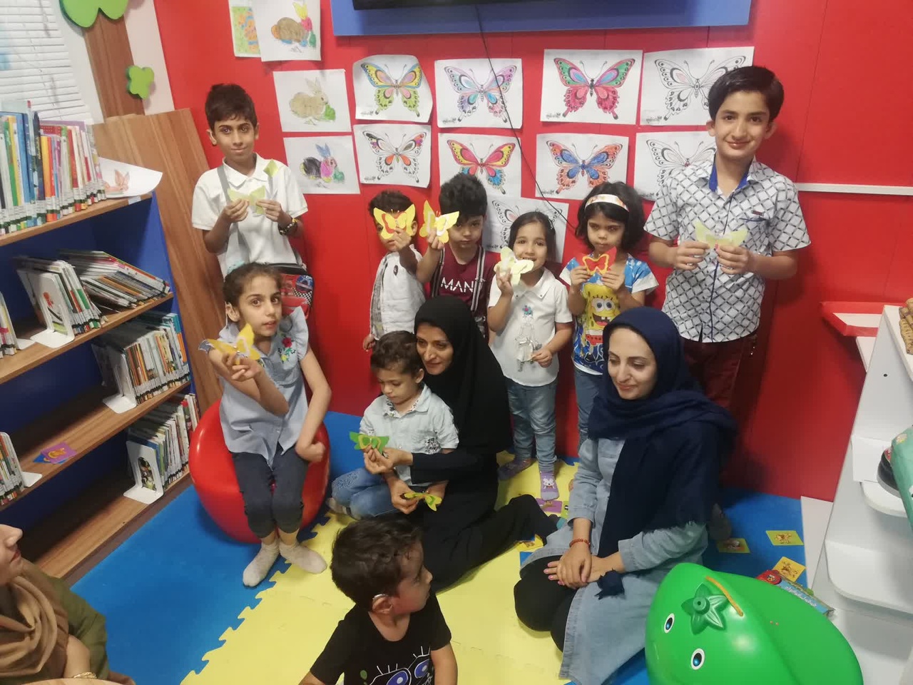 کتابخانه شقایق شیراز؛ پاتوق کتابخوانی ناشنوایان