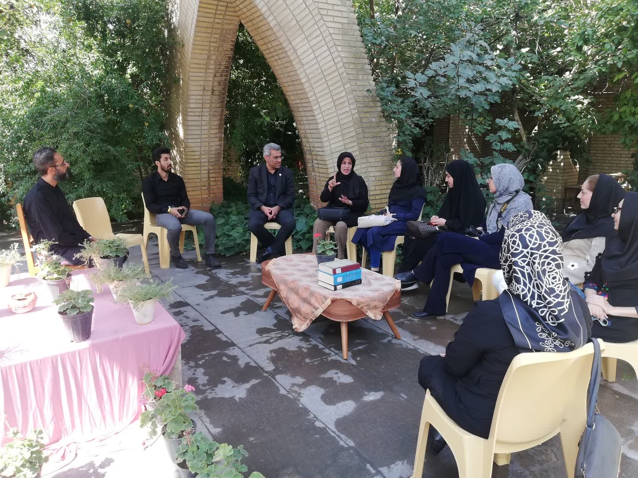 کتابخانه شقایق شیراز؛ پاتوق کتابخوانی ناشنوایان