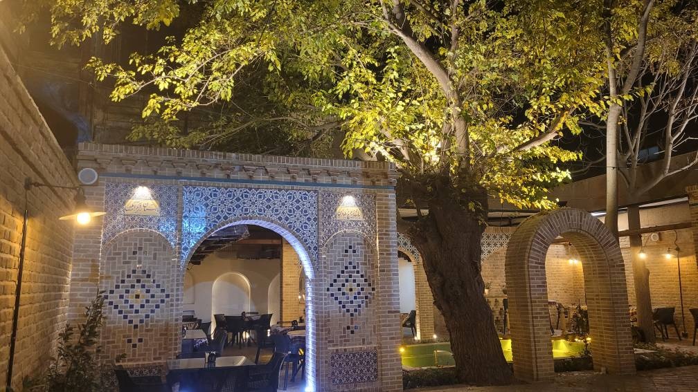 آبگینه؛ لذت مطالعه در خانه قدیمی وسط شلوغیهای شهر