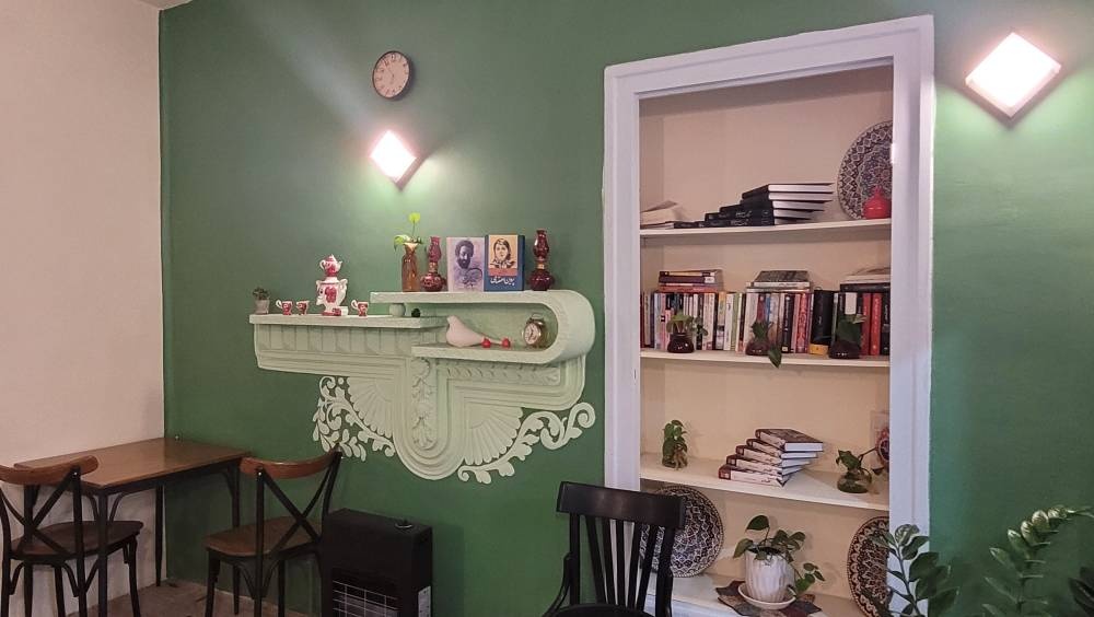 آبگینه؛ لذت مطالعه در خانه قدیمی وسط شلوغیهای شهر