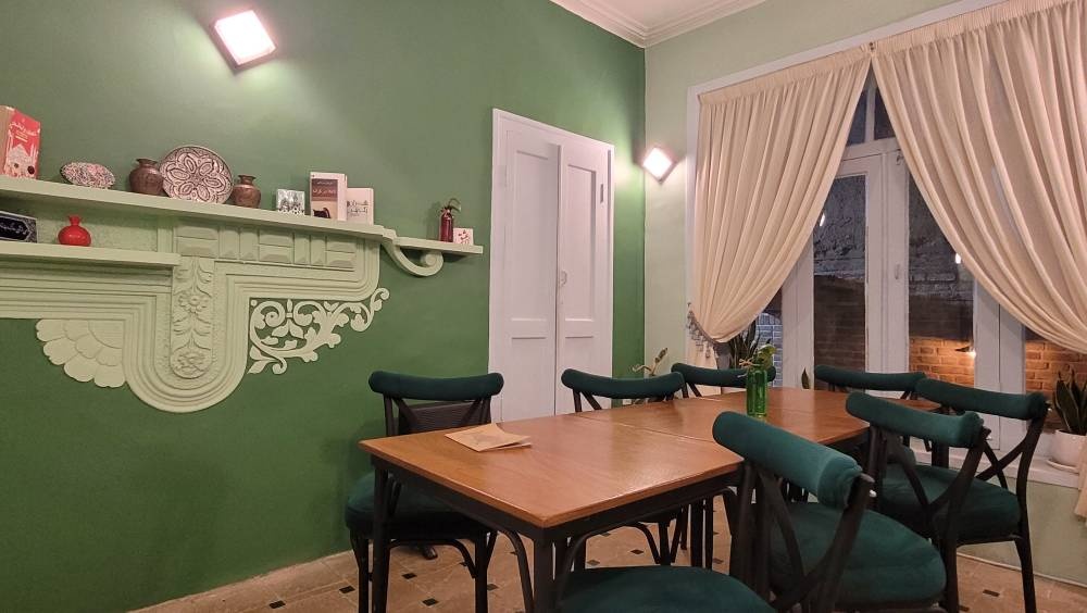 آبگینه؛ لذت مطالعه در خانه قدیمی وسط شلوغیهای شهر