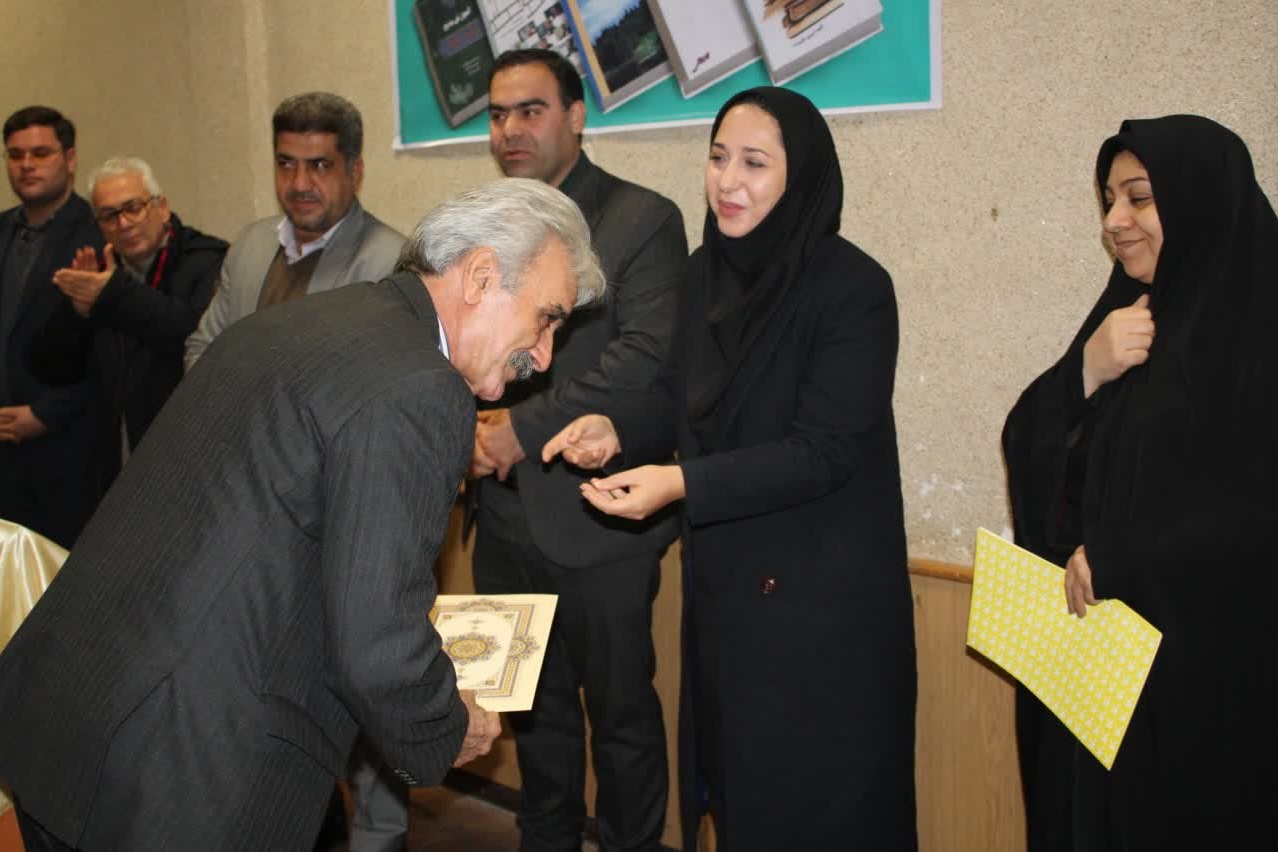 ۷کتاب از ۵ نویسنده ساوجی در ساوه رونمایی شد/ کتاب پیشرفتهای جوامع را در دورههای مختلف بیان میکند