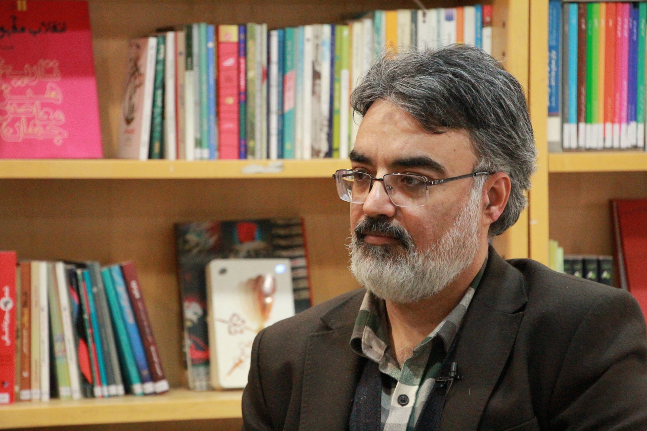 کتاب شکل دیگری از انسان ایرانی است/ نقش مهم ثبتکننده روایت پیشرفت