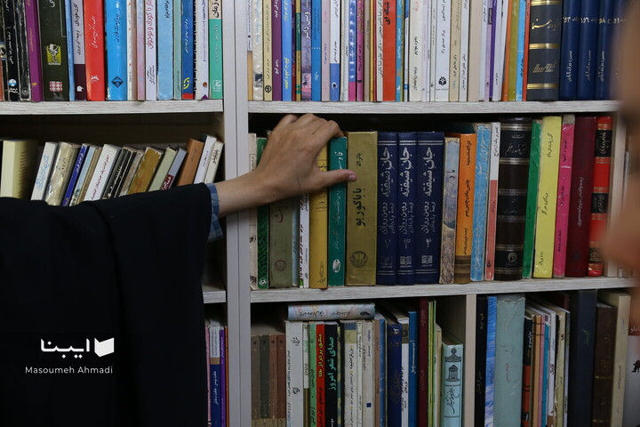 کتابفروشی «آموزگار»