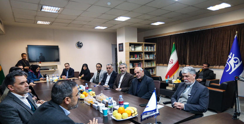 وزیر ارشاد پای درد دل روزنامهنگاران نشست/ حضور در تحریریه ۳ روزنامه مشهد