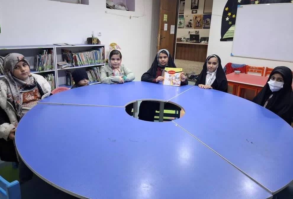 اهدای کتاب در نیشابور و تایباد/ شعرخوانی در بردسکن